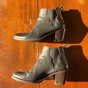 Frye Heeled Chelsea Boot in Black Leather